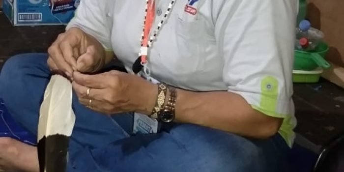 Mulan Miri (58) warga Kampung Payang Kecamatan Muara Lawa, Kabupaten Kutai Barat yang membuat songkok adat etnis Dayak Benuaq untuk Presiden Joko Widodo. Foto: BorneoFlash.com/Ist.