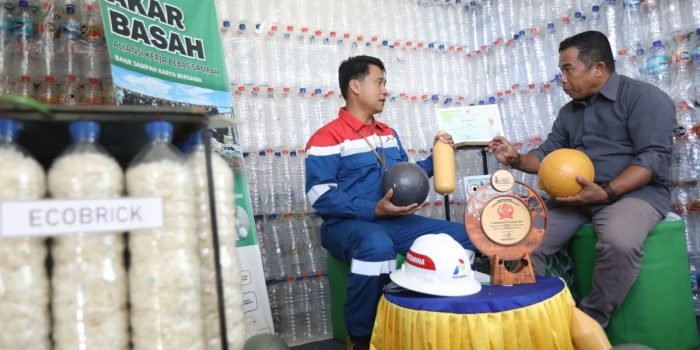 PEP Tarakan Field berhasil mengembangkan inovasi pengolahan sampah plastik dalam mendukung budi daya rumput laut ramah lingkungan melalui Program Akar Basah di Pantai Mamolo, Kelurahan Tanjung Harapan, Kabupaten Nunukan, Kalimantan Utara. Foto: HO/Pertami