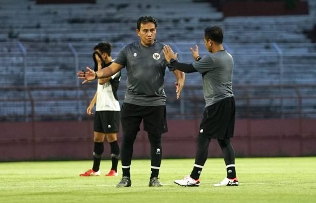 Pelatih Tim U-17 Indonesia Bima Sakti ketika memimpin latihan di Stadion Gelora 10 November, Surabaya, Rabu (15/11/2023). Foto: HO/pssi.org