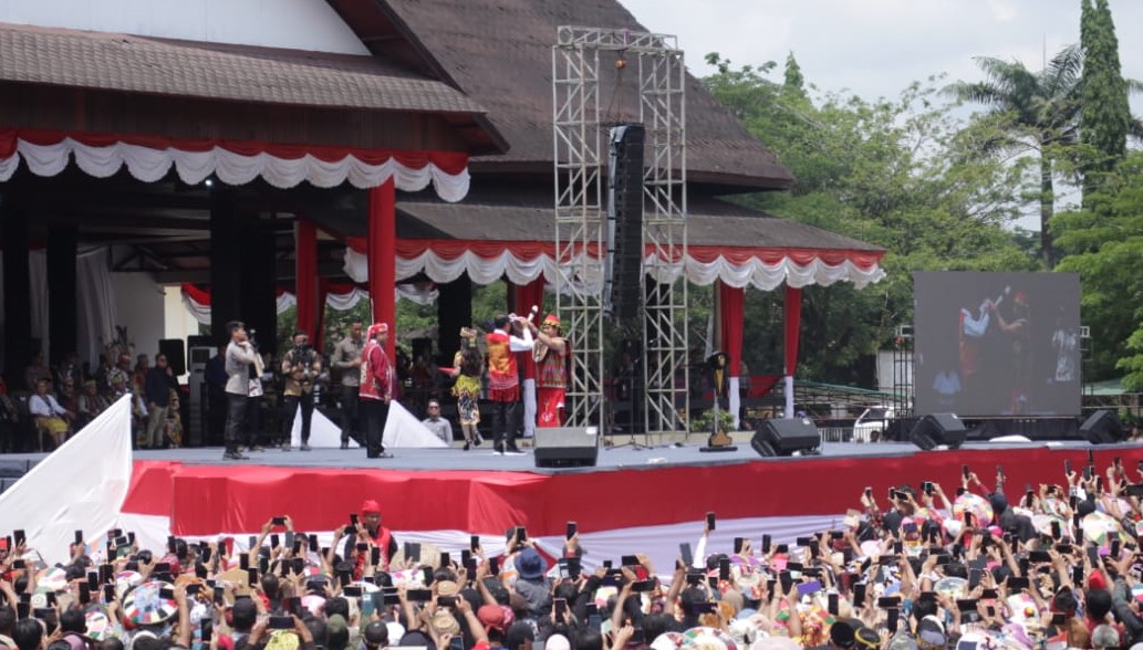 Pemberian gelar Adat ke Presiden RI Joko Widodo, Ajiq Tatau Narakng Bulau, Penimakng Sookng Mantiiq, Penerajuuq Bawe Ayaakng oleh Kepala Adat Besar Kabupaten Kubar di  Panggung Alun-alun Itho. Foto: BorneoFlash.com/Lilis.