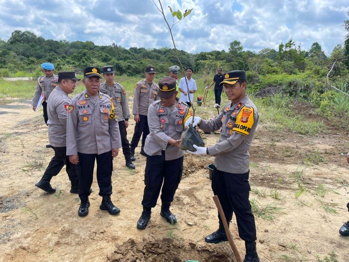 Penanaman Sepuluh Juta Pohon Bersama Polri di Belakang Hotel Sidodadi Area Komplek Asrama Polri Kecamatan Barong Tongkok, Kabupaten Kutai Barat. Rabu (15/11/2023). Foto: HO/Humas Polres Kubar.