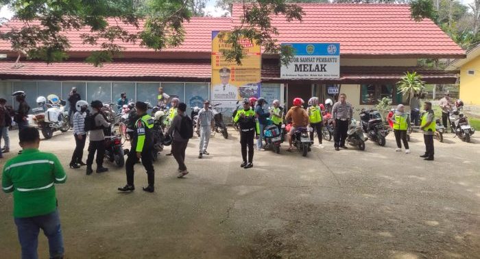 Penertiban Pajak Kendaraan Bermotor (PKB) bersama Satuan Lalu Lintas (Satlantas) Polres Kutai Barat di wilayah Kutai Barat dilaksanakan di Halaman Samsat Pembantu Melak, pada Rabu (22/11/2023). Foto: BorneoFlash.com/Lilis.