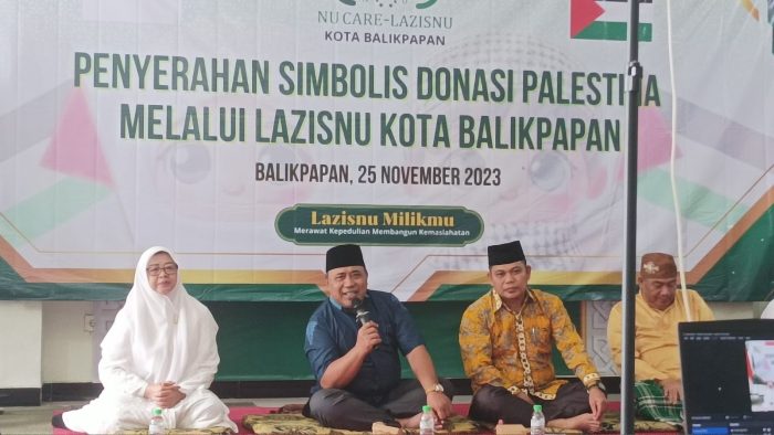 Penyerahan secara simbolis Bantuan penggalangan dana peduli Palestina Melalui Lembaga Amil Zakat, Infaq dan Sedekah Nahdlatul Ulama (Lazisnu) Kota Balikpapan, dilakukan di Graha Nahdlatul Ulama pada hari Sabtu (25/11/2023). Foto: BorneoFlash.com/Niken Sulastri.