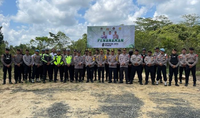 Polres Kubar Laksanakan kegiatan Penanaman Sepuluh Juta Pohon Bersama Polri di Belakang Hotel Sidodadi Area Komplek Asrama Polri Kecamatan Barong Tongkok, Kabupaten Kutai Barat.  Rabu (15/11/2023). Foto: HO/Humas Polres Kubar.