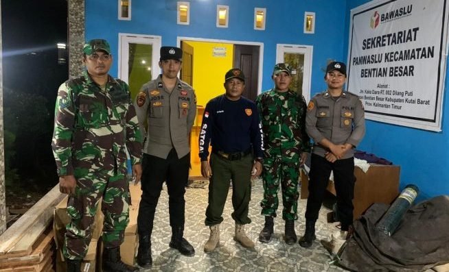 Polsek Bentian Besar Polres Kutai Barat melaksanakan Kegiatan Apel Gabungan 3 Pilar dengan Melibatkan Personel TNI, dan Pegawai Kecamatan, Selasa (21/11/2023). Foto: HO/Humas Polres Kubar.