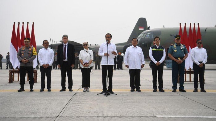 Presiden Jokowi melepas pengiriman bantuan dari Indonesia untuk Palestina, di Lanud Halim Perdanakusuma pada Sabtu (4/11/2023). Foto: HO/Antara-Akbar Nugroho Gumay.