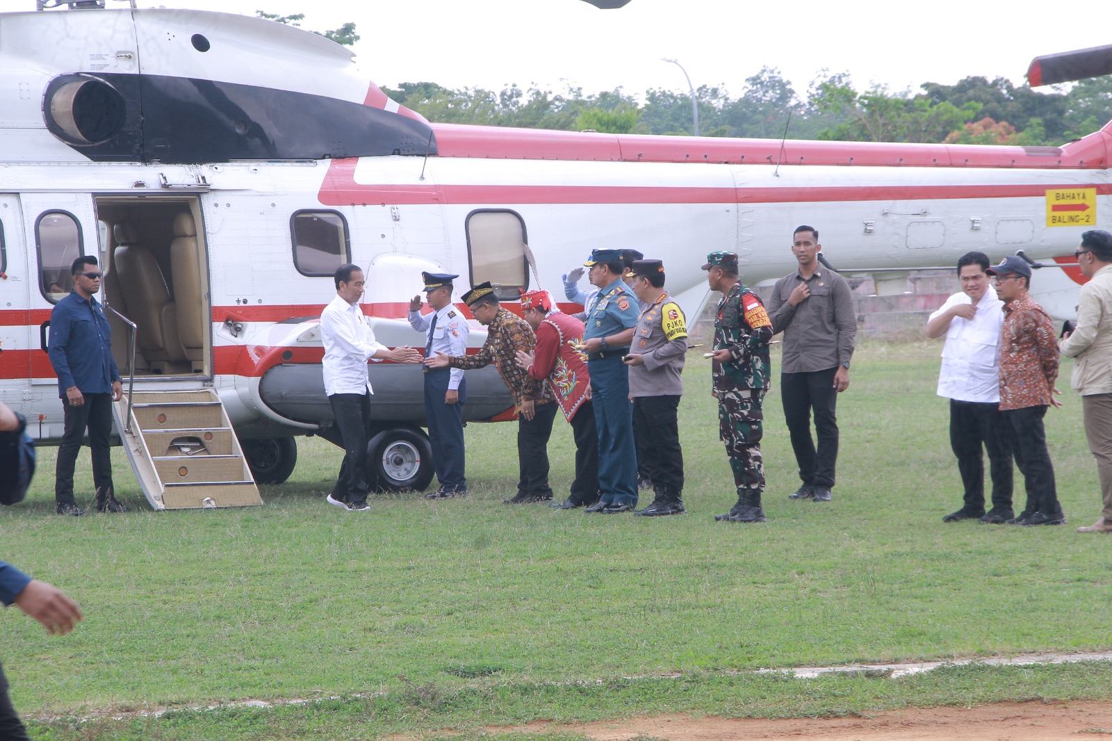 Presiden RI Joko Widodo tiba di Kubar, disambut oleh Panglima TNI dan Kapolri serta Kapolres dan Bupati Kubar di Stadion Swalas Gunaaq, Jumat (03/11/2023) pukul 10:07 wita. Foto: BorneoFlash.com/Lilis.