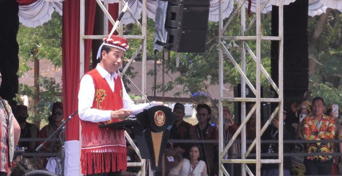 Presiden Republik Indonesia Joko Widodo saat Memakai songkok adat etnis Dayak Benuaq pada acara Festival Dahau Kutai Barat di Alun-alun Itho Sendawar, pada Jumat (3/11/2023). Foto: BorneoFlash.com/Ist.