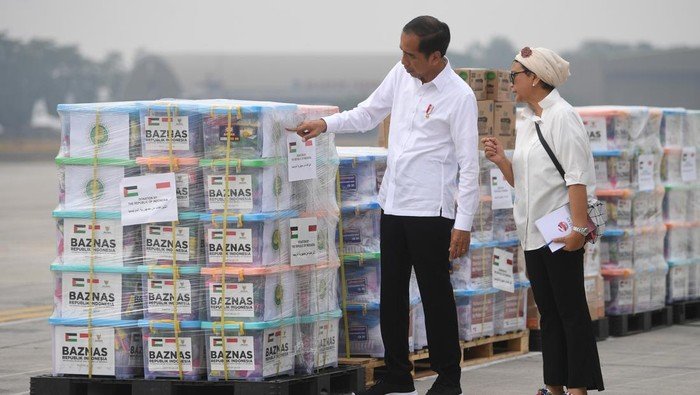 Presiden melepas bantuan tahap pertama yang akan diterbangkan dengan tiga pesawat berisi 51,5 ton bantuan. Foto: HO/Antara-Akbar Nugroho Gumay.