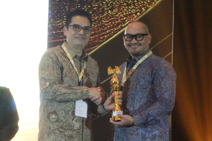 Prof. Irwan Adi Ekaputra Chairman of ASRRAT Jury Committee 2023 (kiri) menyerahkan penghargaan kepada M. Kurnia Ariawan Direktur Utama PT Kideco Jaya Agung (kanan). Foto: HO/Kideco.