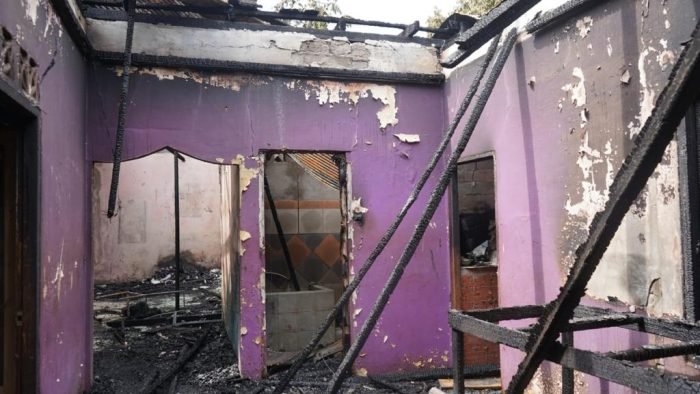 Puing Bekas Kebakaran rumah warga di Jalan Sultan Hasanuddin No 044 RT 003 Kelurahan Simpang Raya, Kabupaten Kutai Barat, Senin (06/11/2023) malam. Foto: BorneoFlash.com/Ist. 

