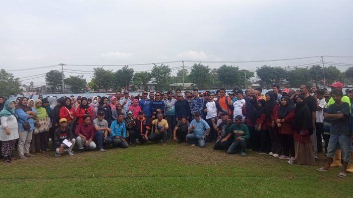 Ratusan warga mengikuti Kegiatan Padat Karya 2023. Foto: BorneoFlash.com/Niken Sulastri.