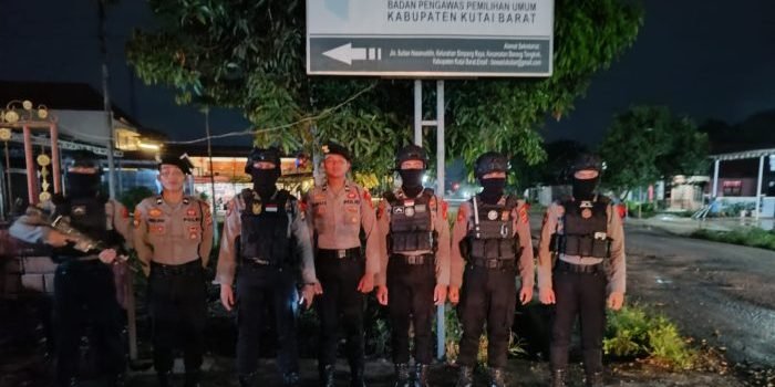 Satgas Preventif Sat Samapta Polres Kutai Barat melakukan patroli ke kantor Badan Pengawas Pemilu (BAWASLU) di Kabupaten Kutai Barat (Kubar) pada Kamis (23/11/2023) malam. Foto: HO/Humas Polres Kubar.