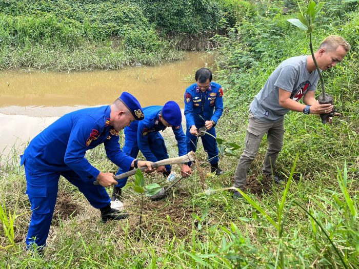 Satuan Polairud Polres Kubar menggelar kegiatan pembersihan pesisir sungai yang diikuti dengan penanaman bibit Mangrove, pada Senin, (21/11/2023). Foto: HO/Humas Polres Kubar.