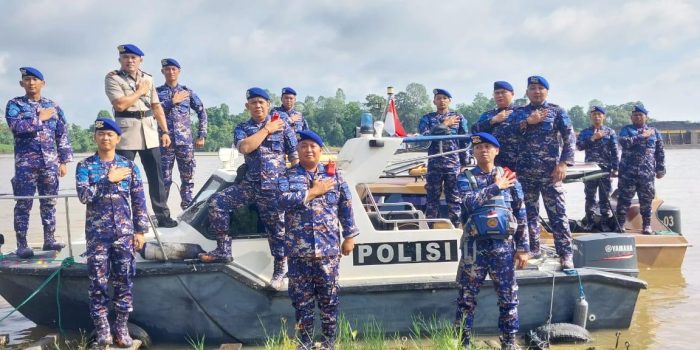 Satuan Polairud Polres Kutai Barat menggelar Upacara Tabur Bunga sebagai bagian dari peringatan Hari Ulang Tahun (HUT) ke-73 Polairud pada 1 Desember mendatang, di Sungai Mahakam, Kecamatan Melak, Kabupaten Kutai Barat, Kamis (23/11/2023). Foto: HO/Humas Polres Kubar.
