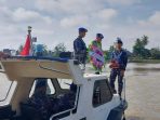 Satuan Polairud Polres Kutai Barat menggelar Upacara Tabur Bunga sebagai bagian dari peringatan Hari Ulang Tahun (HUT) ke-73 Polairud pada 1 Desember mendatang, di Sungai Mahakam, Kecamatan Melak, Kabupaten Kutai Barat, Kamis (23/11/2023). Foto: HO/Humas Polres Kubar.
