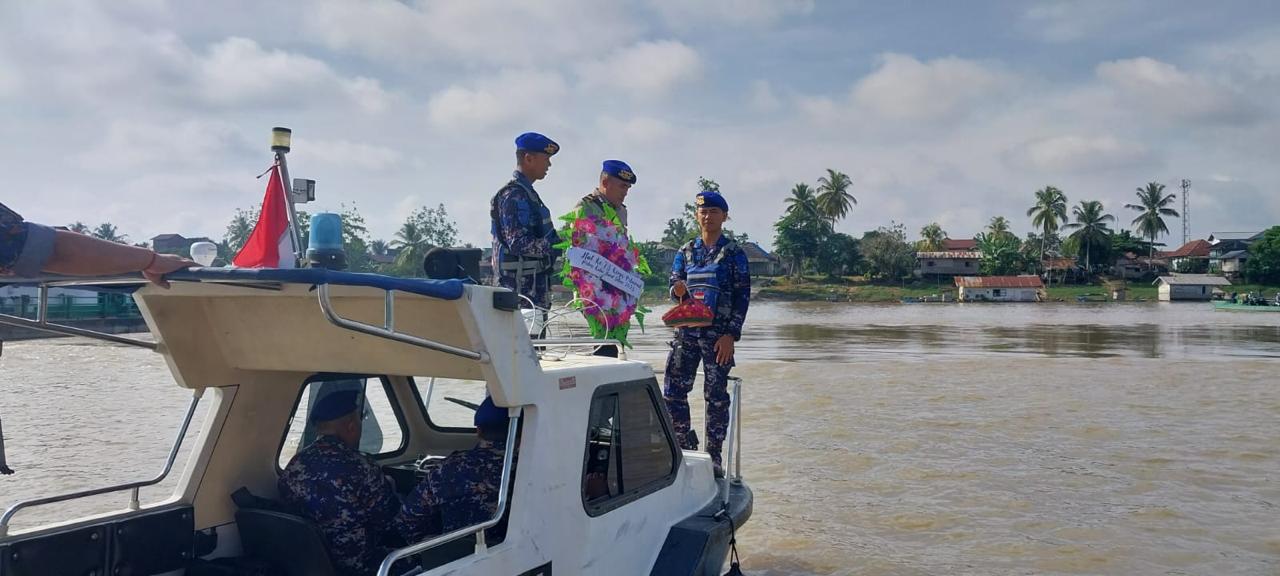 Sat Polairud Polres Kubar Tabur Bunga di Mahakam, Peringati HUT Ke-73 dengan Penuh Penghormatan