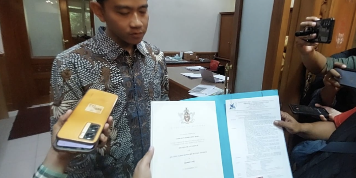 Tunjukkan Bukti Asli Gibran Rakabuming Raka Bantah Tuduhan Ijazah Palsu