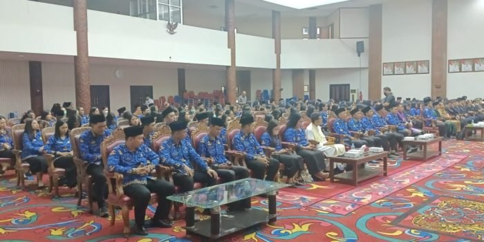 Sebanyak 161 Pegawai Negeri Sipil (PNS) lingkungan Pemerintah Kabupaten Kutai Barat diambil sumpah janji dan pelantikan di gedung Aji Tullur Jejangkat (ATJ) Kompleks perkantoran Pemerintah Kabupaten Kutai Barat, Selasa (21/11/2023). Foto: BorneoFlash.com/Tommy.