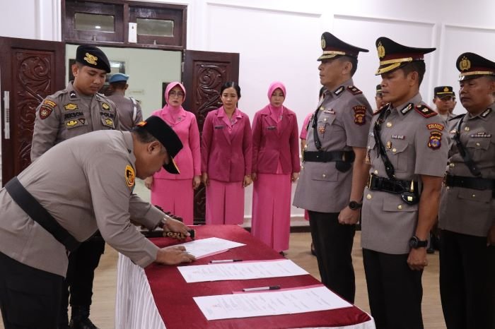 Serah terima jabatan Wakapolres, 2 Kapolsek di jajaran lingkungan Polres Kubar, Kamis (9/11/2023). Foto: HO/Humas Polres Kubar.