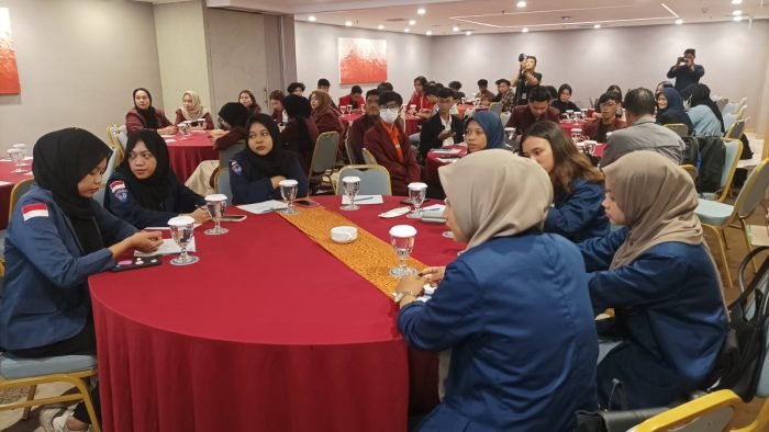 Sosialisasi Politik kepada mahasiswa dan mahasiswi Kota Balikpapan, dilakukan Bakesbangpol Kota Balikpapan, di Four Point Hotel Balikpapan, pada hari Senin (13/11/2023).  Foto: BorneoFlash.com/Niken Sulastri.