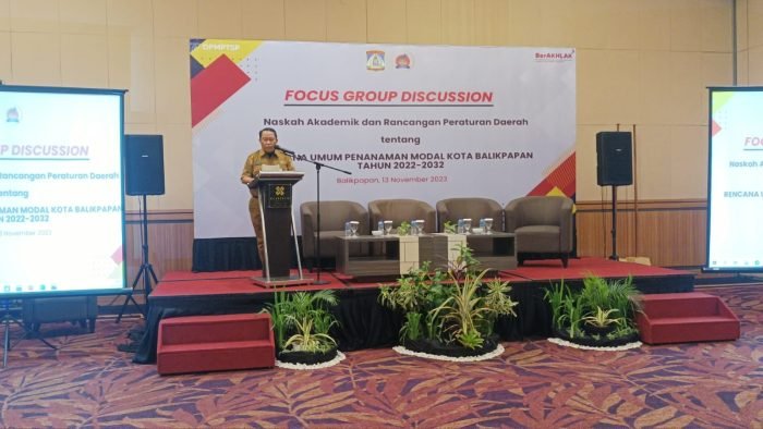 Staf Ahli Bidang Perekonomian dan Pembangunan Sekretariat Daerah Kota Balikpapan, Arzaedi Rachman saat membuka FGD Naskah Akademik dan Rancangan Peraturan Daerah tentang RUPM Kota Balikpapan Tahun 2022-2032, di Platinum Hotel Balikpapan pada hari Senin (13/11/2023). Foto: BorneoFlash.com/Niken Sulastri.