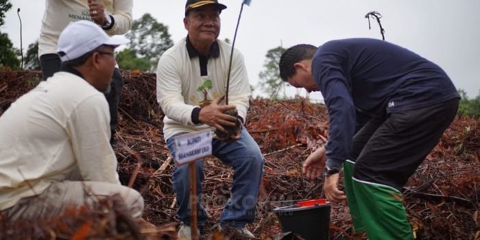 Wabup Mahulu bersama jajaran Forkopimda dan OPD di lingkup Pemkab Mahulu serta UPTD KPHP Mook Manor Bulatn, melakukan penanaman pohon di Lokasi Sebenaq Kampung Ujoh Bilang, Kecamatan Long Bagun, Sabtu (11/11/2023). Foto: HO/prokopim mahulu.