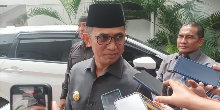 Wali Kota Balikpapan H Rahmad Mas'ud usai mengikuti Rapat Paripurna Dewan Perwakilan Rakyat Daerah (DPRD) Balikpapan, pada hari Jumat (24/11/2023). Foto: BorneoFlash.com/Niken Sulastri.