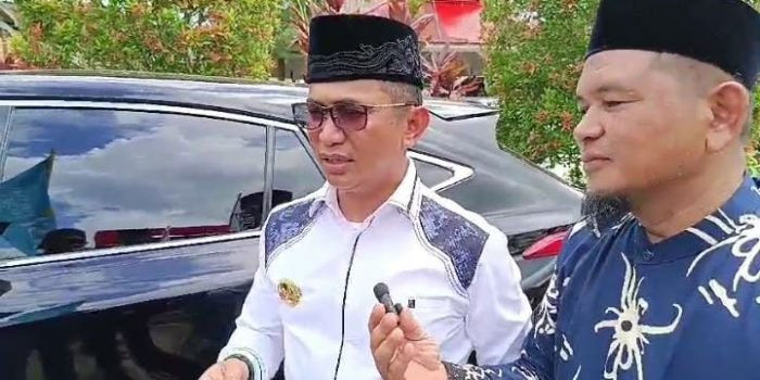 Wali Kota Balikpapan, H Rahmad Mas'ud dan Ketua Yayasan Pondok Pesantren Hidayatullah Balikpapan, KH Hamzah Akbar, di Lapangan Aglasra Kampus Induk Hidayatullah Gunung Tembak, Balikpapan Kalimantan Timur, pada hari Kamis (23/11/2023). Foto: BorneoFlash.co