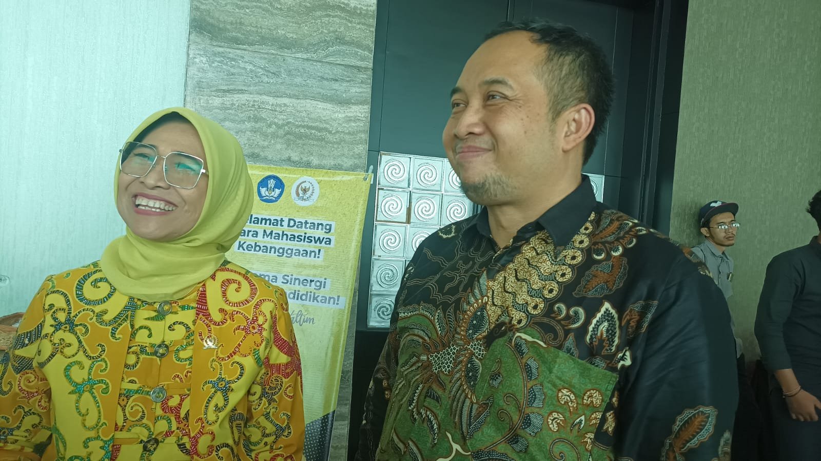 Wakil Ketua Komisi X DPR RI, Dr. Ir. Hetifah Sjaifudian dan Plt Direktur Kelembagaan dan Sumber Daya Pendidikan Tinggi Vokasi Kemendikbud Ristek, Muhammad Fajar Subkhan.