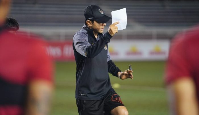 Pelatih kepala tim Shin Tae-yong Pimpin Latihan Timnas Indonesia di Stadion Rizal Memorial, Manila Minggu (19/11/2023). Foto: HO/pssi.org