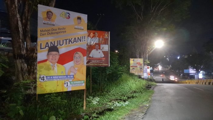 Alat Peraga Kampanye (APK) di sisi Jalan MT Haryono Kota Balikpapan. Foto: BorneoFlash.com/Ardian.