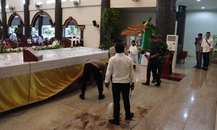 Anggota Polres Kubar menyisir gereja-gereja untuk memastikan tempat yang akan digunakan untuk ibadah umat benar-benar steril dan aman. Foto: HO/Humas Polres Kubar.
