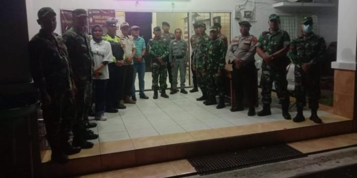 Anggota Polres Kutai Barat, TNI, dan SatPol PP melaksanakan patroli Kegiatan Rutin Yang Ditingkatkan di Kantor KPU, Bawaslu Kabupaten Kutai Barat, Sabtu (9/12/2023) malam. Foto: HO/Humas Polres Kubar.