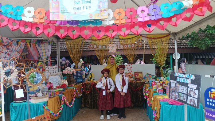 Berbagai hasil karya peserta didik ditampilkan dalam stand yang sudah terpasang rapi dengan dihiasi berbagai ornamen. Foto: BorneoFlash.com/Niken Sulastri.