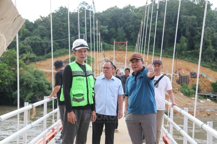 Bupati Mahakam Ulu, Bonifasius Belawan Geh, meninjau proyek pembangunan Jembatan Data Suling, Kamis (30/11/2023). Foto: HO/prokopim mahulu.