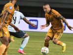 Debut Radja Nainggolan di Liga 1 saat Bhayangkara FC bantai Persita Tangerang 3-0. Foto: ANTAR/Fakhri Hermansyah.