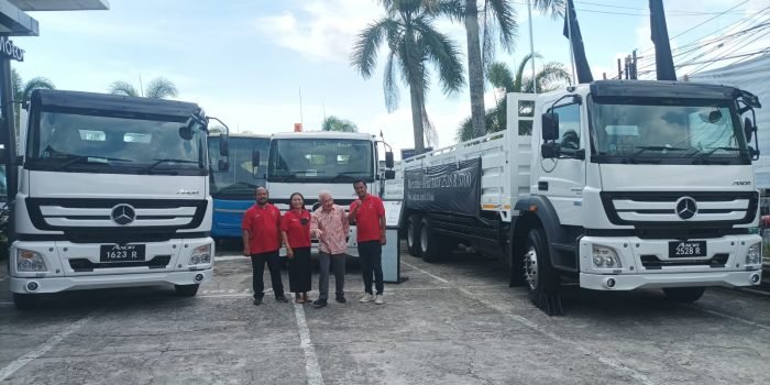 Direktur Utama PT Bintang Kutai Motor, Daniel Thio didampingi karyawan saat memamerkan MB Axor 25288/5700 10 roda dan MB Axor 1623R/6000 6 roda, dengan pelengkap body bak diproduksi oleh karoseri Anthika Raya, di Dealer  Mercedes-Benz BKM, di Jalan Soekar