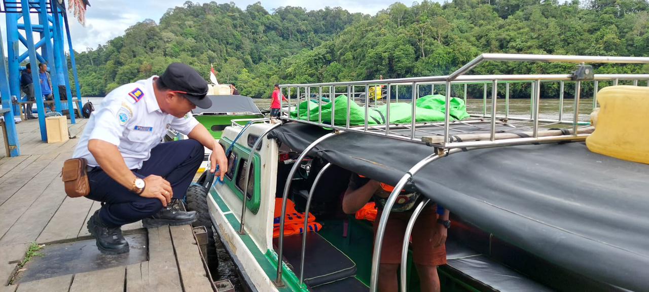 Dishub Kabupaten Mahakam Ulu melalui Bidang Lalu Lintas dan angkutan Umum melaksanakan Pengecekan kelengkapan speed boat dan alat keselamatan pelayaran yang dilaksanakan di Dermaga Ujoh Bilang, Senin (04/12/2023). Foto: BorneoFlash.com/Ist.