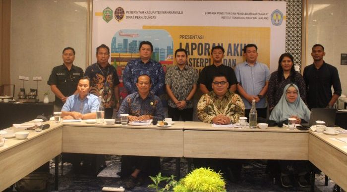 Dishub Kabupaten Mahakam Ulu menggelar Presentasi Laporan Akhir dalam rangka penyusunan Masterplan dan Tataran Transportasi Lokal Perhubungan Kabupaten Mahulu Tahun 2023 bertempat di ruang rapat Saphire Hotel Mercure Samarinda, pada Selasa (01/12/2023). Foto: BorneoFlash.com/Ist.