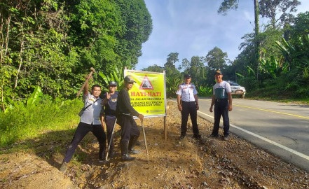 Dishub Mahulu pasang tanda peringatan kepada pengguna jalan di titik kedua sebelum lokasi jalan rusak. Foto: HO/Dishub Mahulu