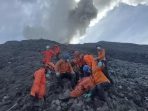 Evakuasi pendaki di Gunung Marapi. Foto: AP/BASARNAS