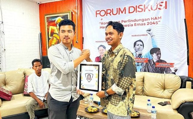 Forum Milenial Nusantara (FMN) Samarinda saat menggelar diskusi publik, di Papie Coffee, Jalan Abdurrasyid, Samarinda, Kalimantan Timur, Kamis (7/12/2023). Foto: BorneoFlash.com/Ist.
