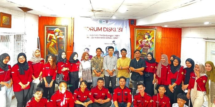 Forum Milenial Nusantara Samarinda saat menggelar diskusi publik, dengan tema Rekam Jejak Calon Presiden RI 2024-2029 dalam Perspektif HAM, yang berlangsung di Papie Coffee, Jalan Abdurrasyid, Samarinda, Kalimantan Timur, Kamis (7/12/2023). Foto: BorneoFl
