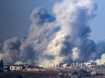 Foto yang diambil dari wilayah Israel bagian selatan ini menunjukkan kepulan asap menjulang ke udara saat Jalur Gaza kembali digempur serangan Israel pada Jumat (1/12) waktu setempat. Foto: IST/AFP/JOHN M