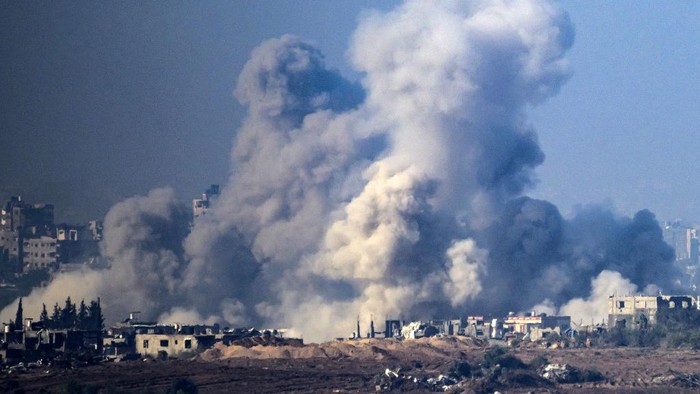 Foto yang diambil dari wilayah Israel bagian selatan ini menunjukkan kepulan asap menjulang ke udara saat Jalur Gaza kembali digempur serangan Israel pada Jumat (1/12) waktu setempat. Foto: IST/AFP/JOHN M