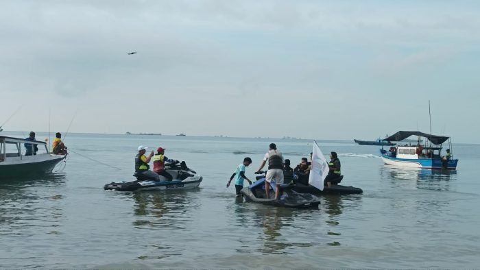 Fun Race Jet Ski di Event Balikpapan Bahari Festival, di Pantai Monumen pada hari Sabtu (16/12/2023). Foto: BorneoFlash.com/Niken Sulastri.