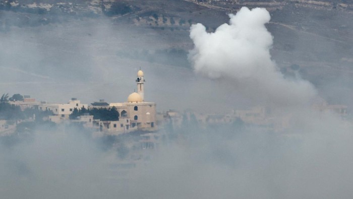 Ilustrasi- Momen saat serangan militer Israel menggempur posisi Hizbullah di Lebanon. Foto: dok. REUTERS/EVELYN H.