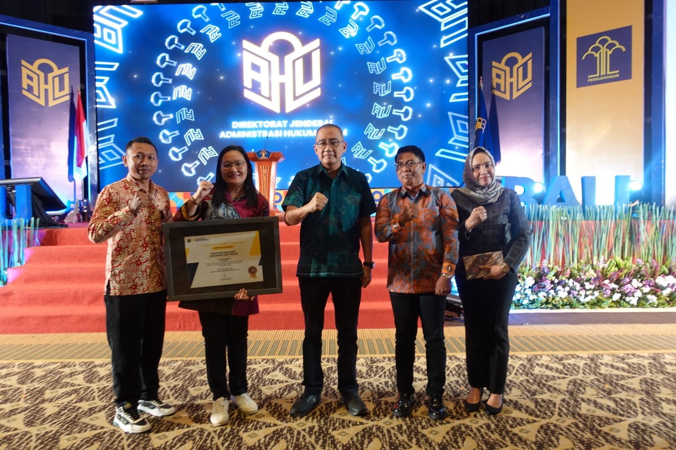 Kantor Wilayah Kementerian Hukum dan HAM Kaltim meraih penghargaan Terbaik Ke III Kategori Presentasi Pertumbuhan, Pencapaian Target dan Realisasi PNBP periode tahun 2021-2023, di Hotel Grand Hyatt Nusa Dua Bali, pada hari Jumat (1/12/2023). Foto: BorneoFlash.com/Ist.          