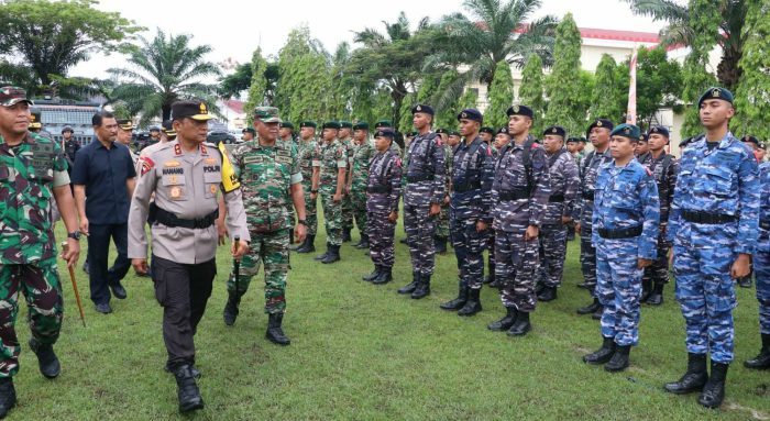 Kapolda Kaltim Irjen Pol Nanang Avianto Mengecek Pasukan Operasi Lilin Mahakam 2023, di Lapangan Stalkuda M.Jasin Satbrimob Polda Kaltim, pada hari Senin (18/12/2023). Foto: BorneoFlash.com/Niken Sulastri.